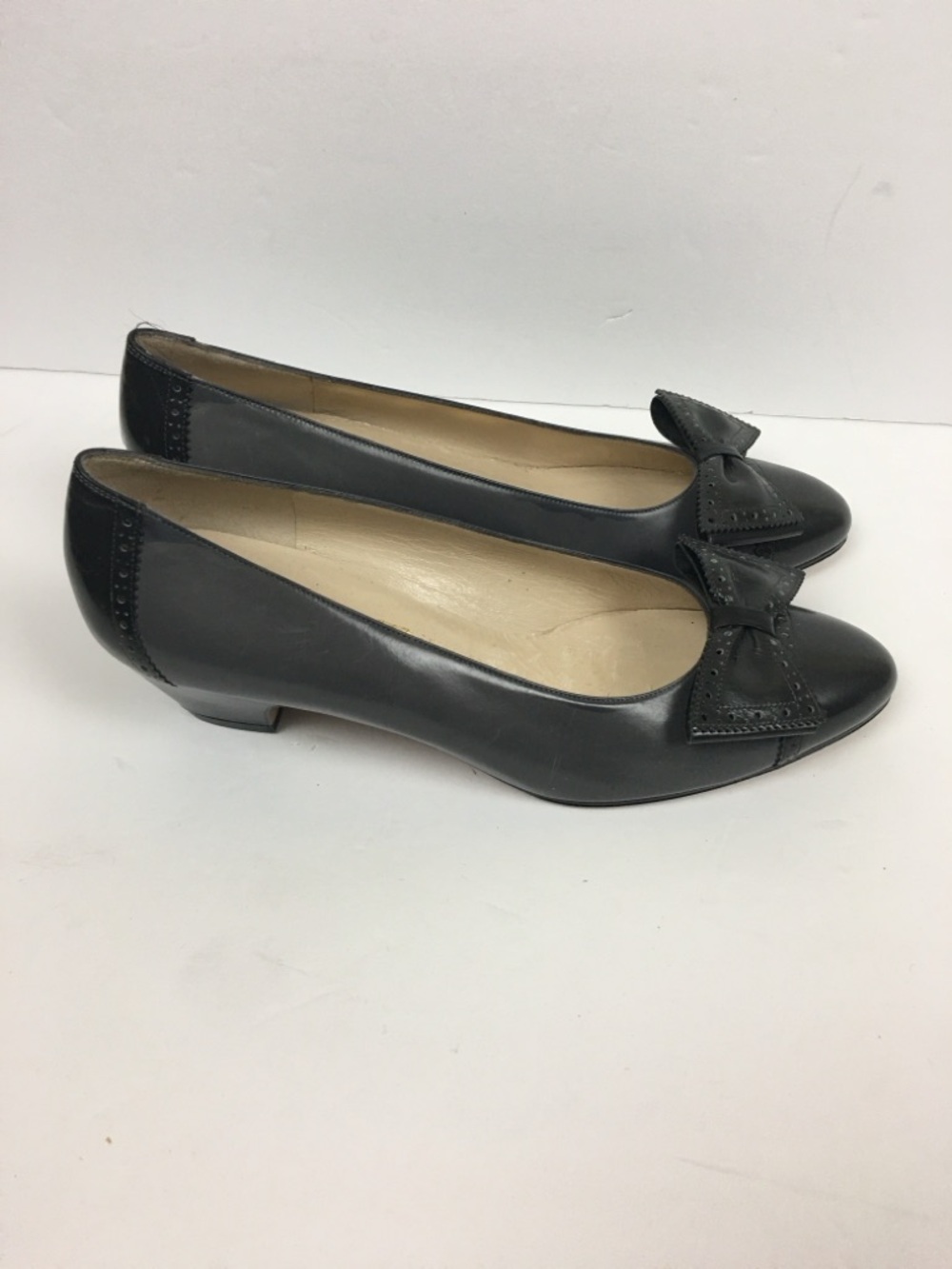 Salvatore Ferragamo Iconic Classic Grey Leather Vara Bow Kitten Heels  6B - Picture 2 of 12